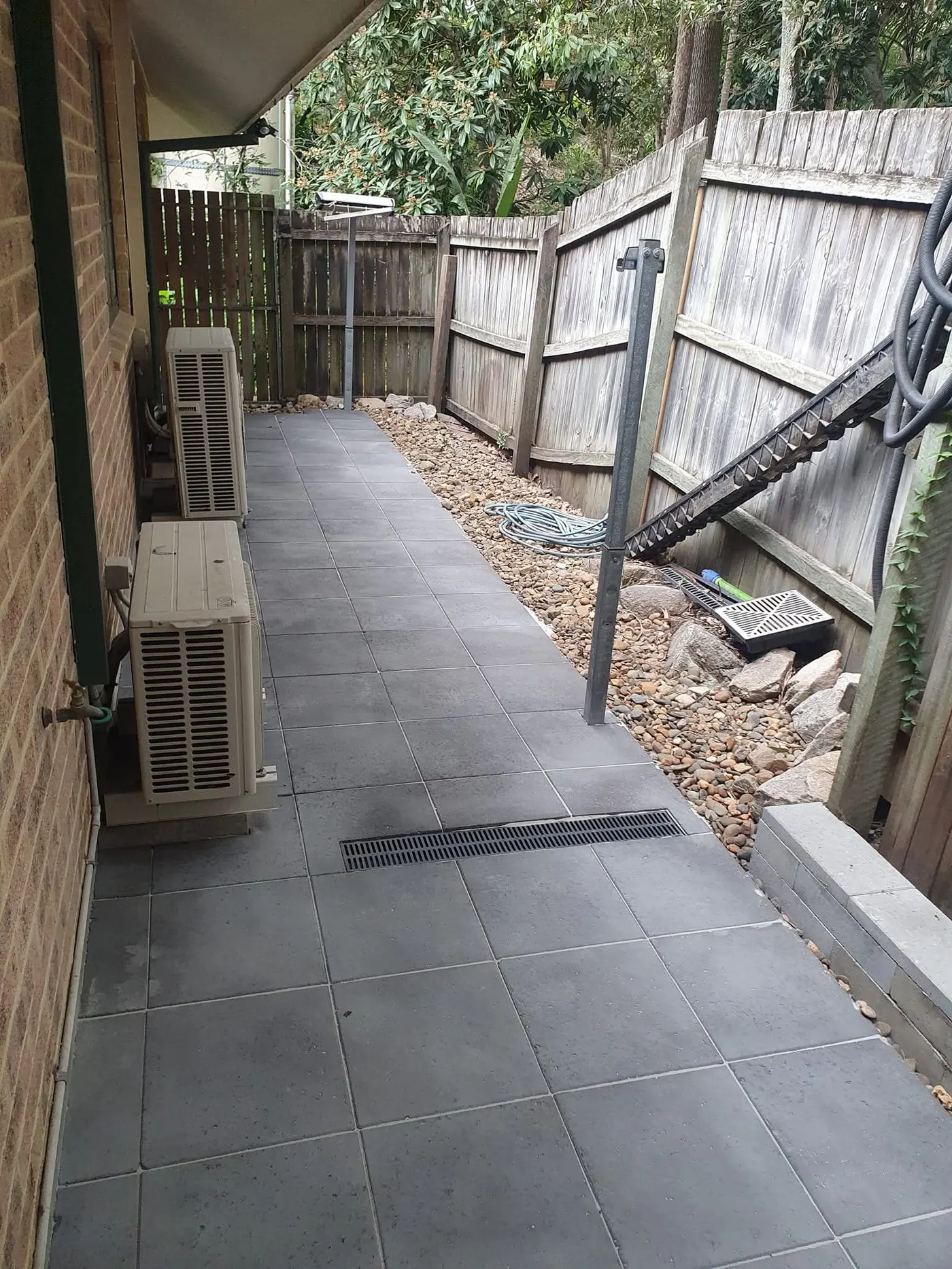 Corner hardscape and planting finish